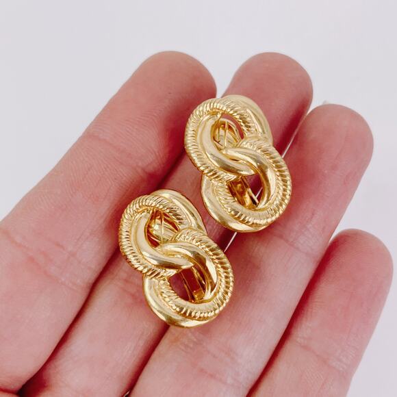 VTG Signed Trifari Clip On Earrings Brilliant Gold Tone Interlocking Rope Loops - Picture 2 of 12